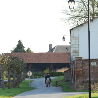à cheval dans le village Lamas du Parc, Château de Courcelles-sous-Moyencourt